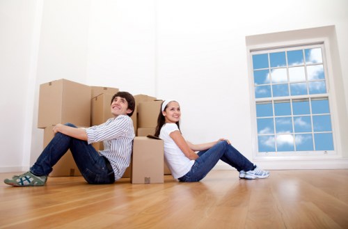 Organized home move with boxes and storage solution in Edenpark